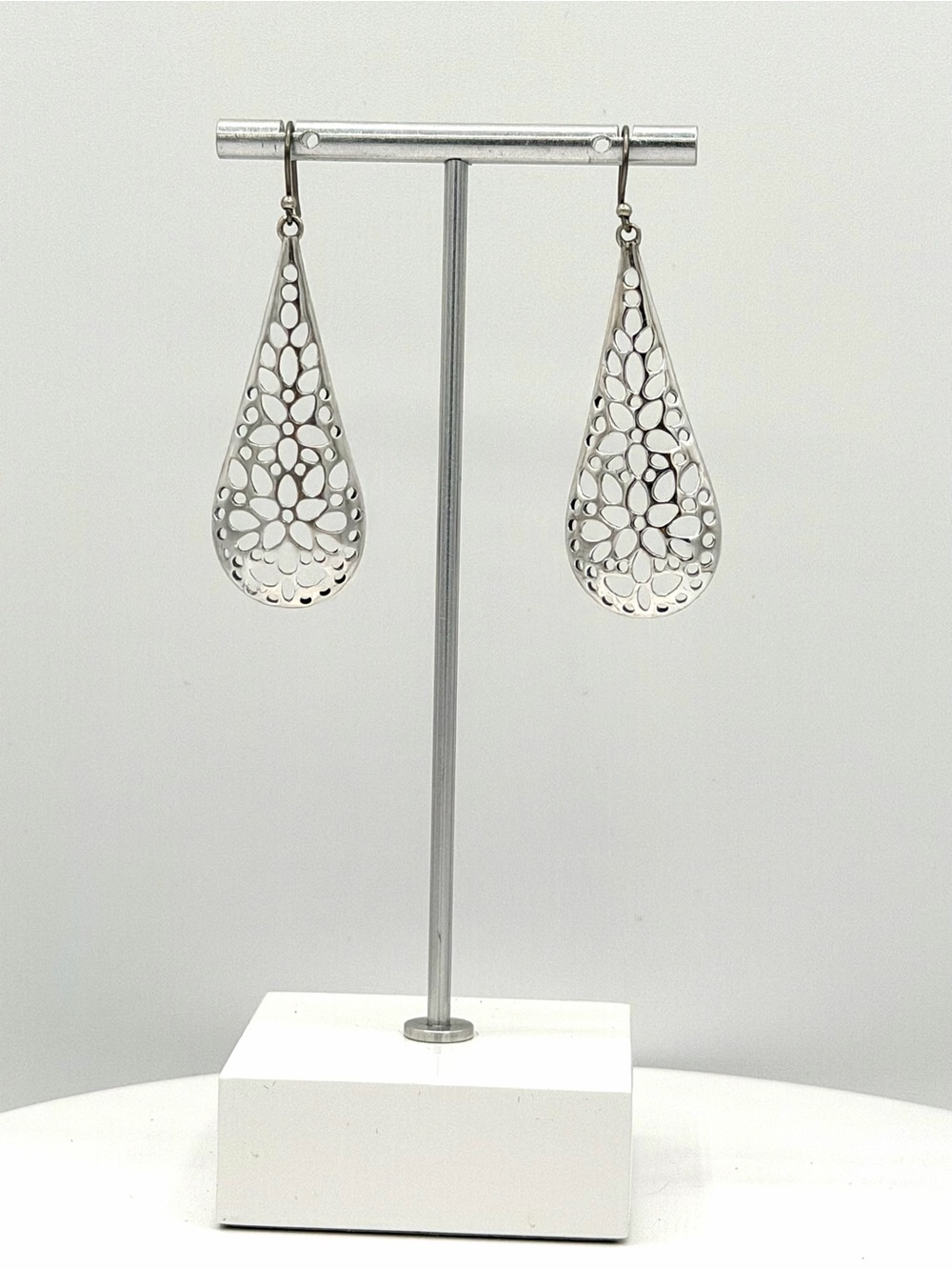 Lucky Brand Silver-Tone Cutout Floral Teardrop Dangle Earrings Woman’s Jewelry - Picture 3 of 5